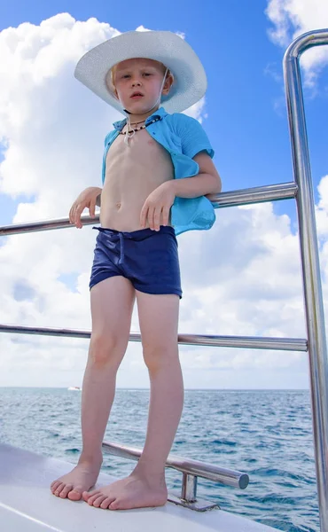 Un ragazzo con un cappello su uno yacht — Foto Stock