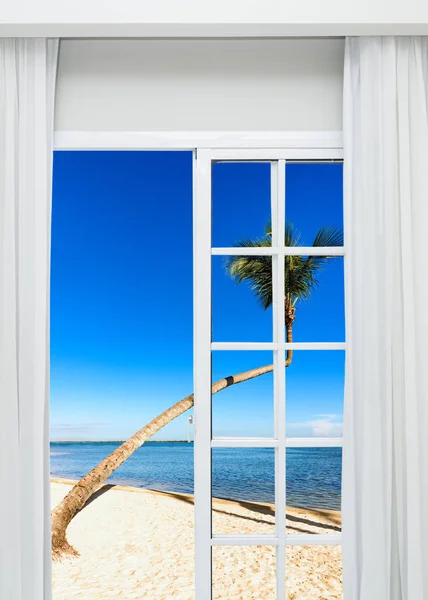 Відчинене вікно до моря — стокове фото