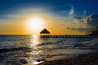gün batımında çardak köprü Karayip Denizi