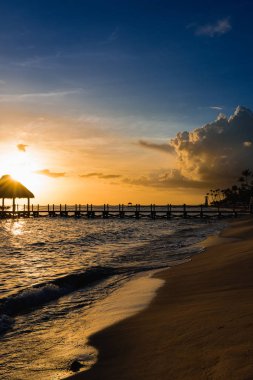 gün batımında çardak köprü Karayip Denizi