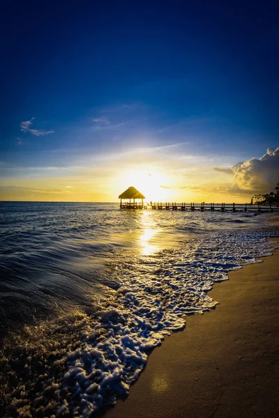 gün batımında çardak köprü Karayip Denizi