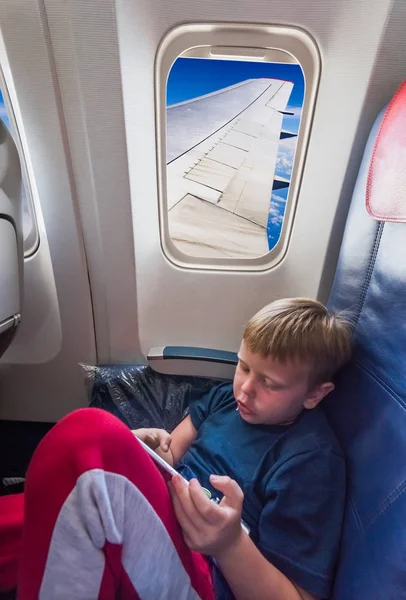 In the cabin of the plane the boy — Stock Photo, Image