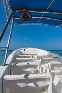 Denizin kenarında Yüzme gemiye Fender