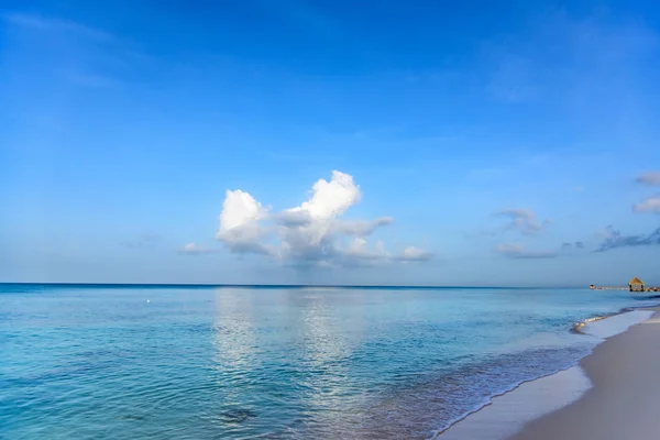 Spiaggia sabbiosa sul mare — Foto Stock