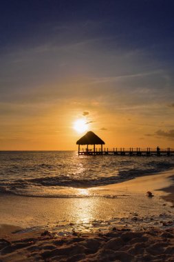 tropikal günbatımı Karayip Denizi