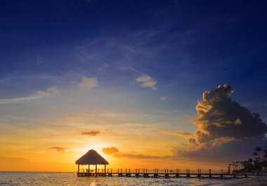 tropikal günbatımı Karayip Denizi