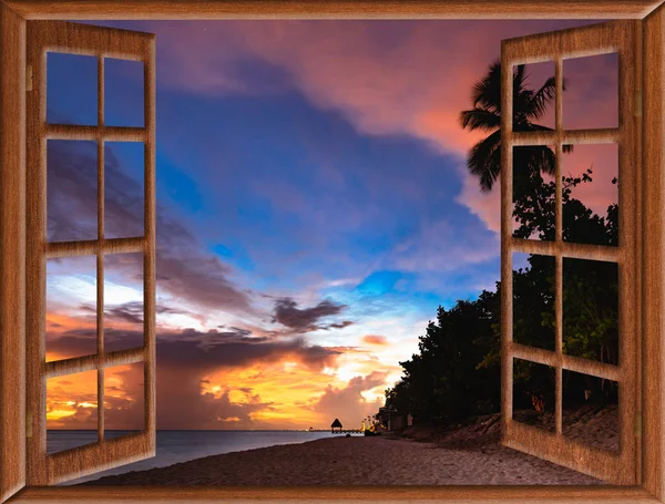 Vista desde la ventana abierta del atardecer caribeño —  Fotos de Stock