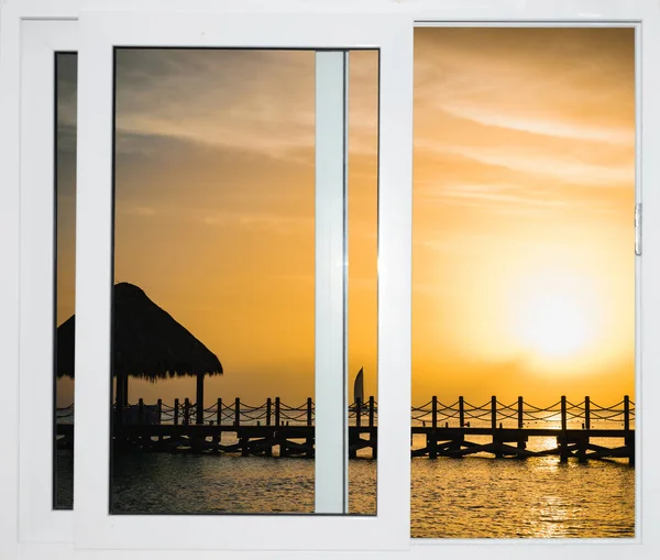 Karayip günbatımı açık penceresinden görüntülemek — Stok fotoğraf