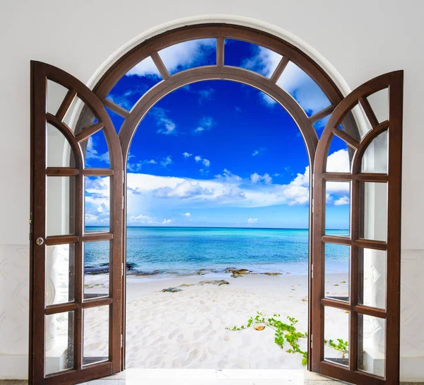 Drewniane drzwi otwórz arch wyjście na plażę — Zdjęcie stockowe