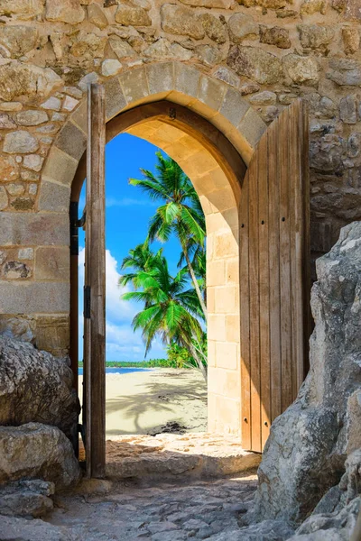 Arch in de vesting-uitzicht op de Caribische zee — Stockfoto