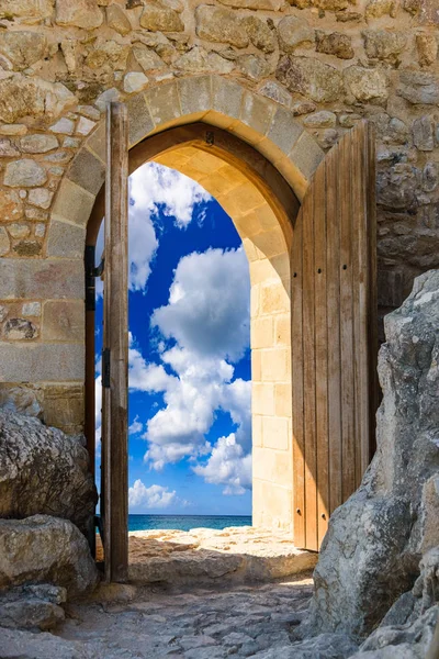 Арка в крепости с видом на Карибское море — стоковое фото