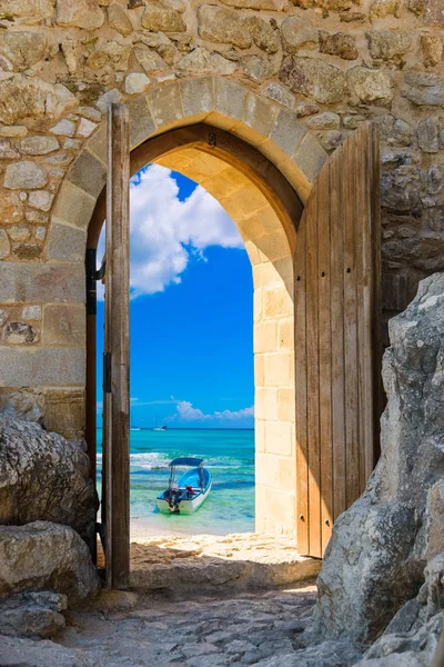 Arch in de vesting-uitzicht op de Caribische zee — Stockfoto