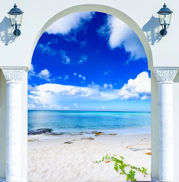 De boog afslag houten open deur naar de Dominicaanse reputatie van Caribische strand — Stockfoto