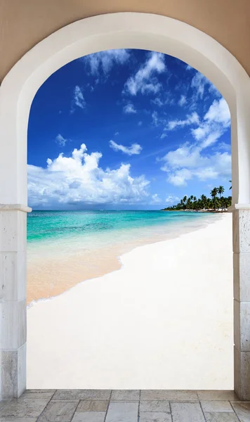De boog afslag houten open deur naar de Dominicaanse reputatie van Caribische strand — Stockfoto