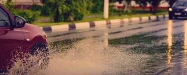 Tonlama su sıçramasına araba yağmur su birikintisi