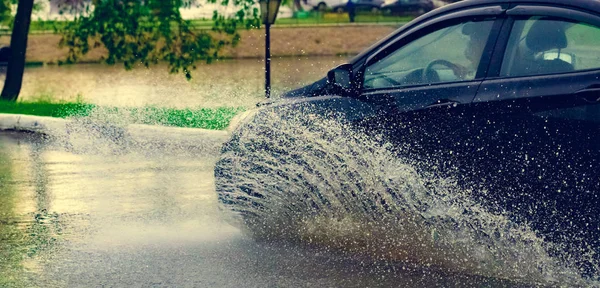 Αυτοκίνητο λακκούβα βροχή εκτινάξεις νερού τόνωση — Φωτογραφία Αρχείου