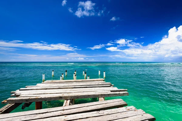 Pont en bois se jette dans la mer République dominicaine Image En Vente