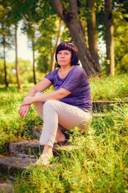 parkta orta yaşlı esmer