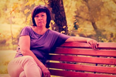 parkta orta yaşlı esmer