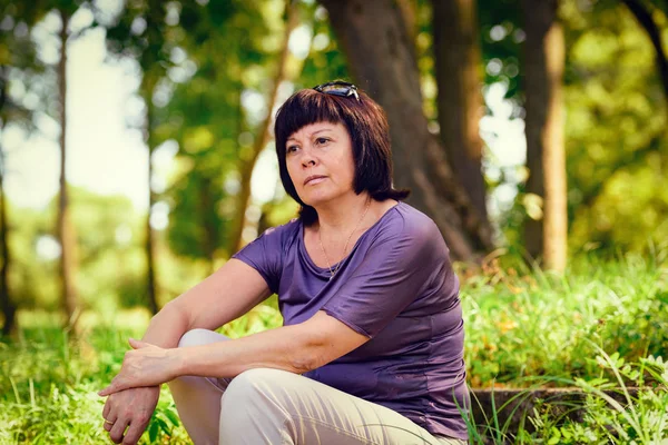 Middle-aged brunette in the park — Stock Photo, Image