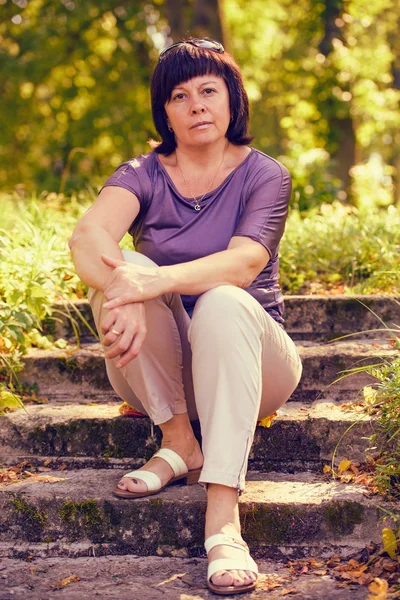 Brünette mittleren Alters im Park — Stockfoto