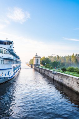 Nehirde tekne gezisi