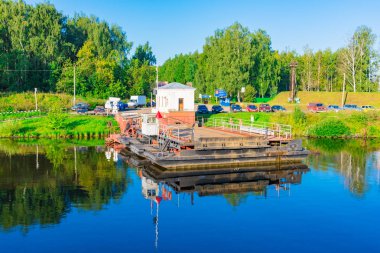 Nehri geçerken araba