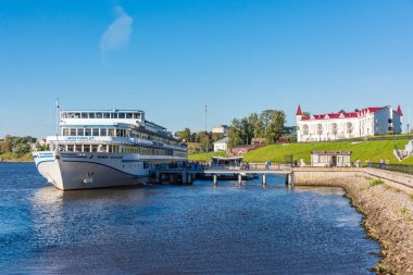 Nehirde tekne gezisi