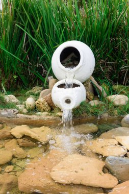 Beyaz eski şelale sürahi