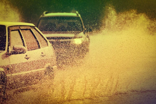 Автомобильная дождевая лужа с брызгами воды — стоковое фото