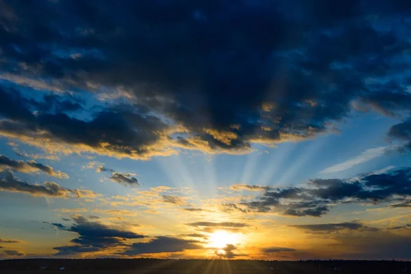 Zonsondergang in de wolken — Stockfoto