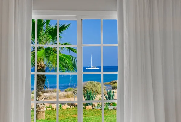 Окно с видом на океан — стоковое фото