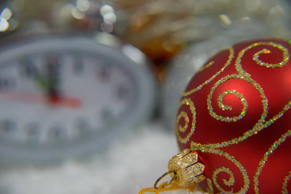 New Year Clock Lie Brightly Colored Shiny Tinsel — Stock Photo, Image