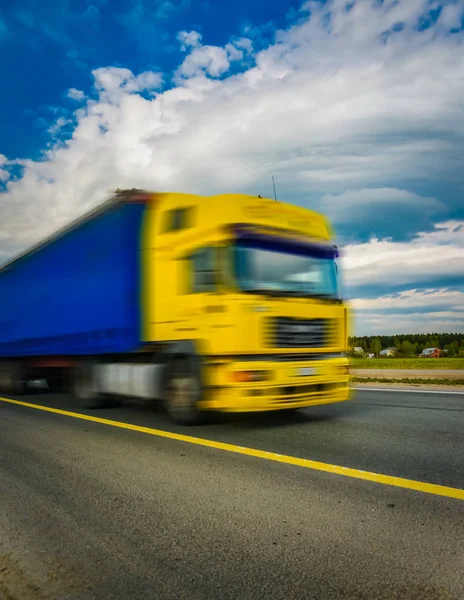 Bil i rörelse Autobahn suddiga ur fokus — Stockfoto