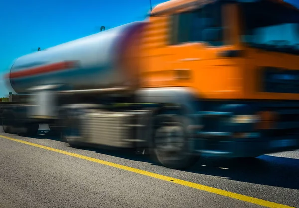 Bil i rörelse Autobahn suddiga ur fokus — Stockfoto