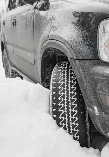 Wheel in deep winter snow snowbank — Stock Photo, Image