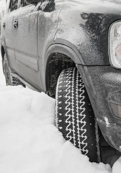 Hjul i dyp snøhaug om vinteren – stockfoto