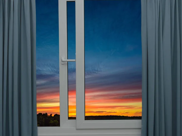 Finestra aperta sole nuvola — Foto Stock