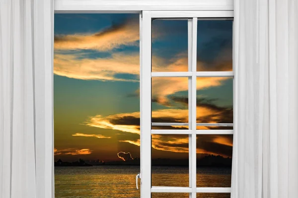 Blick aus dem offenen Fenster des karibischen Sonnenuntergangs — Stockfoto