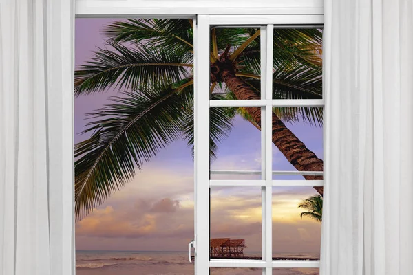 Blick aus dem offenen Fenster des karibischen Sonnenuntergangs — Stockfoto