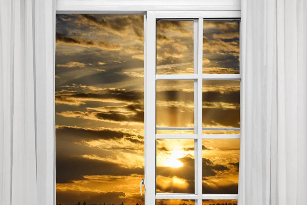 Otevřené okno mrak slunce — Stock fotografie
