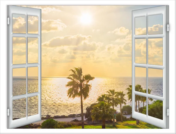 Visa från det öppna fönstret i den karibiska solnedgången — Stockfoto
