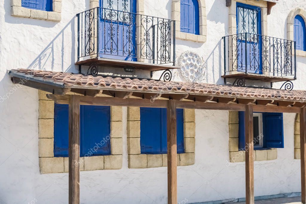 Imágenes: ventanas azules | casa blanca con ventanas azules — Foto de