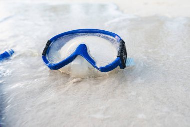 Beyaz kum plaj üzerinde maske