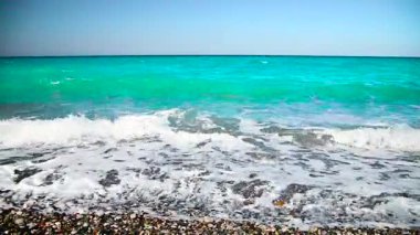 Geminin deniz suyundaki ayak izleri. Karayip Denizi Dominik Cumhuriyeti turkuvaz rengi.