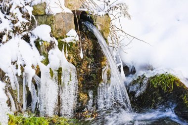 ekolojik temiz su akan yerden boru