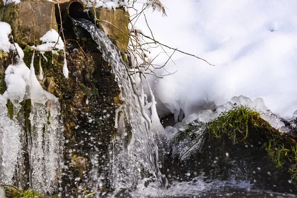 Ekolojik temiz su akan yerden boru — Stok fotoğraf