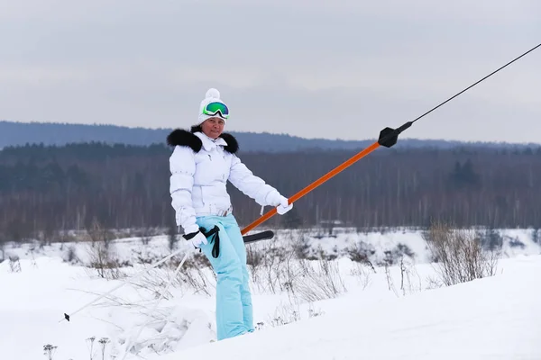 A woman skiing a mountain resort on a ski lift — Stock Photo, Image