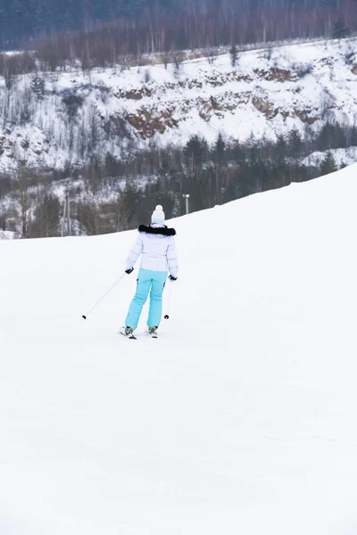 Vrouw bergresort skiën — Stockfoto