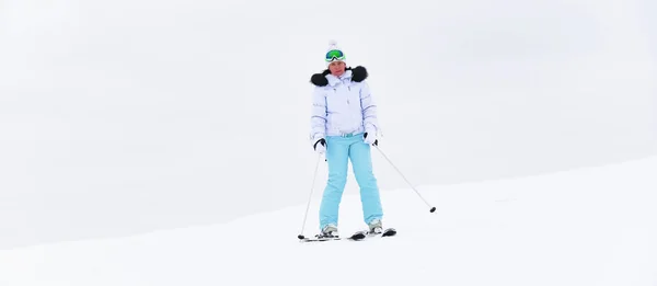 Vrouw bergresort skiën — Stockfoto